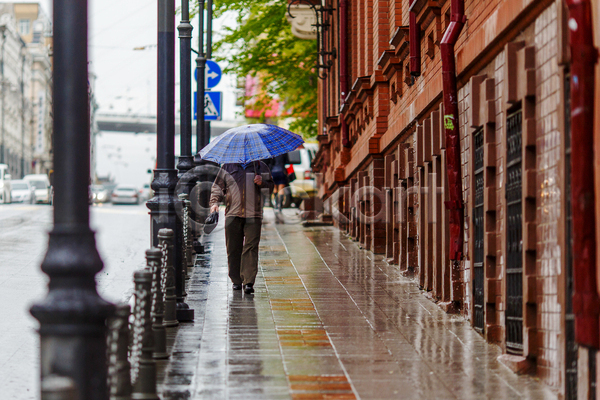 남자 성인 성인남자한명만 한명 JPG 소프트포커스 앞모습 포토 해외이미지 가로등 거리 걷기 들기 비(날씨) 야외 우산 전신 주간