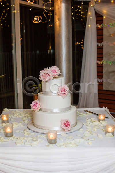 사람없음 JPG 포토 해외이미지 결혼 꽃 꽃잎 웨딩케이크 장식 전구 초 커튼 케이크 탁자