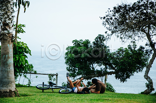 달콤 사랑 함께함 행복 휴식 백인 사람 사람없음 여자 JPG 포토 해외이미지 2 공원 관계 꽃 바구니 소풍 야외 여름(계절) 자연 자전거 잔디 초록색 커플 페루 흰색