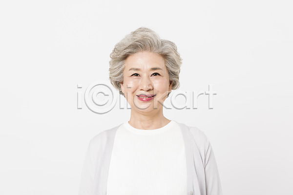 60대 노년 노인여자한명만 사람 여자 한국인 한명 JPG 앞모습 포토 미소(표정) 상반신 서기 스튜디오촬영 실내 실버라이프 웃음 응시 일상 할머니 흰배경