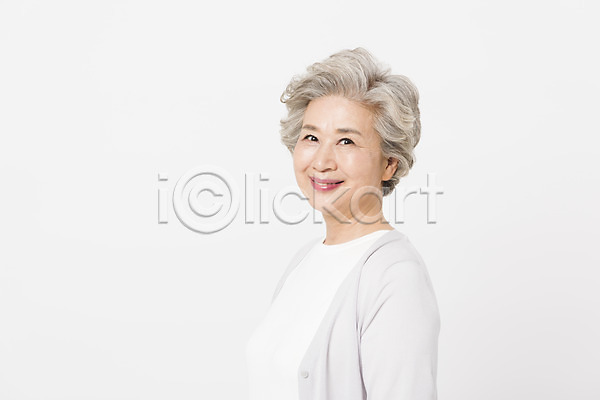 60대 노년 노인여자한명만 사람 여자 한국인 한명 JPG 옆모습 포토 미소(표정) 상반신 서기 스튜디오촬영 실내 실버라이프 웃음 응시 일상 할머니 흰배경