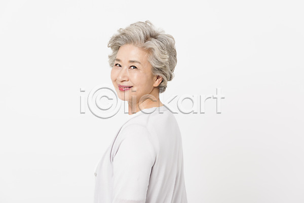 60대 노년 노인여자한명만 사람 여자 한국인 한명 JPG 뒷모습 포토 뒤돌아보기 미소(표정) 상반신 스튜디오촬영 실내 실버라이프 응시 일상 할머니 흰배경