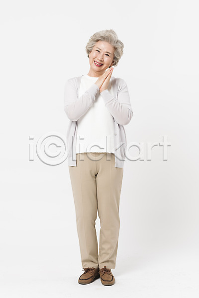 60대 노년 노인여자한명만 사람 여자 한국인 한명 JPG 앞모습 포토 미소(표정) 서기 손모으기 스튜디오촬영 실내 실버라이프 웃음 응시 일상 전신 할머니 흰배경