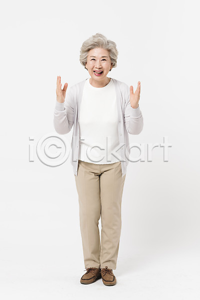 기쁨 60대 노년 노인여자한명만 사람 여자 한국인 한명 JPG 앞모습 포토 미소(표정) 서기 스튜디오촬영 실내 실버라이프 응시 일상 전신 할머니 흰배경