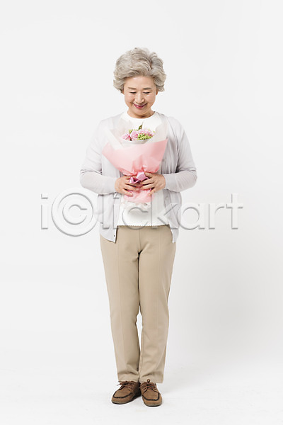 60대 노년 노인여자한명만 사람 여자 한국인 한명 JPG 앞모습 포토 꽃다발 들기 미소(표정) 서기 스튜디오촬영 실내 실버라이프 응시 일상 전신 할머니 흰배경
