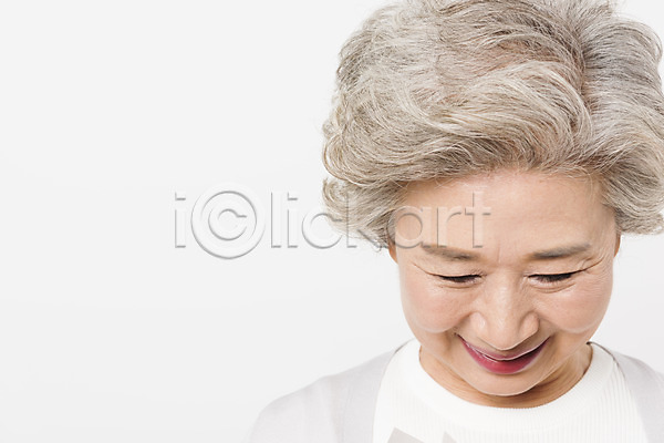 60대 노년 노인여자한명만 사람 신체부위 여자 한국인 한명 JPG 근접촬영 앞모습 포토 미소(표정) 서기 스튜디오촬영 실내 실버라이프 얼굴 응시 일상 할머니 흰배경