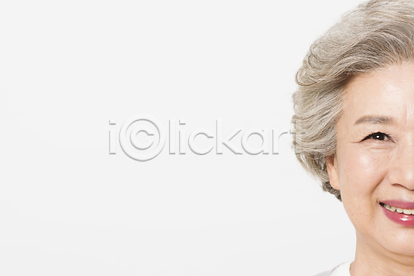 60대 노년 노인여자한명만 사람 신체부위 여자 한국인 한명 JPG 근접촬영 포토 미소(표정) 서기 스튜디오촬영 실내 실버라이프 얼굴 응시 일상 할머니 흰배경