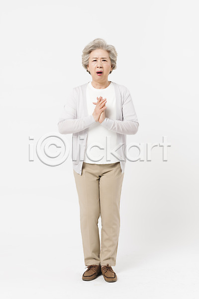 고민 60대 노년 노인여자한명만 사람 여자 한국인 한명 JPG 앞모습 포토 서기 스튜디오촬영 실내 실버라이프 일상 전신 표정 할머니 흰배경
