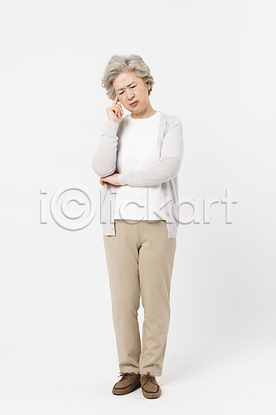 고민 60대 노년 노인여자한명만 사람 여자 한국인 한명 JPG 앞모습 포토 서기 손짓 스튜디오촬영 실내 실버라이프 일상 전신 표정 할머니 흰배경