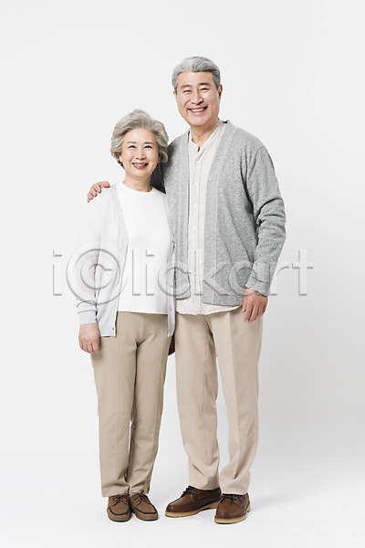 다정 60대 70대 남자 노년 노인만 두명 사람 여자 한국인 JPG 앞모습 포토 노부부 미소(표정) 서기 스튜디오촬영 실내 실버라이프 어깨동무 일상 전신 할머니 할아버지 흰배경