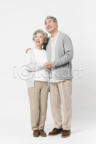 다정 60대 70대 남자 노년 노인만 두명 사람 여자 한국인 JPG 앞모습 포토 노부부 미소(표정) 서기 스튜디오촬영 실내 실버라이프 어깨동무 응시 일상 전신 할머니 할아버지 흰배경