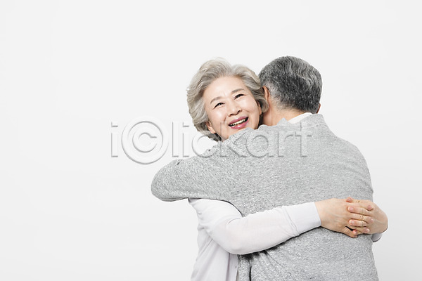 다정 60대 70대 남자 노년 노인만 두명 사람 여자 한국인 JPG 뒷모습 앞모습 포토 노부부 미소(표정) 상반신 서기 스튜디오촬영 실내 실버라이프 안기 일상 포옹 할머니 할아버지 흰배경