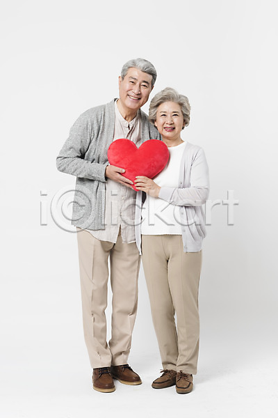 다정 60대 70대 남자 노년 노인만 두명 사람 여자 한국인 JPG 앞모습 포토 노부부 들기 미소(표정) 서기 스튜디오촬영 실내 실버라이프 응시 일상 전신 하트 하트쿠션 할머니 할아버지 흰배경