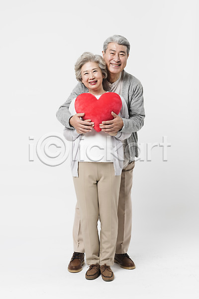 다정 60대 70대 남자 노년 노인만 두명 사람 여자 한국인 JPG 앞모습 포토 노부부 들기 미소(표정) 백허그 서기 스튜디오촬영 실내 실버라이프 응시 일상 전신 하트 하트쿠션 할머니 할아버지 흰배경