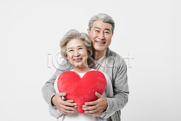 다정 60대 70대 남자 노년 노인만 두명 사람 여자 한국인 JPG 앞모습 포토 노부부 들기 미소(표정) 백허그 상반신 서기 스튜디오촬영 실내 실버라이프 응시 일상 하트 하트쿠션 할머니 할아버지 흰배경