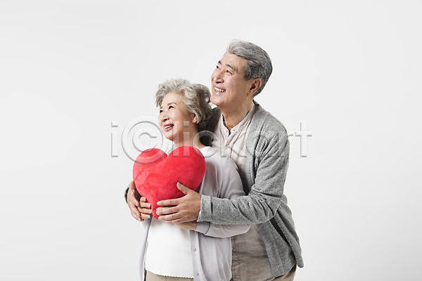 다정 60대 70대 남자 노년 노인만 두명 사람 여자 한국인 JPG 옆모습 포토 노부부 들기 미소(표정) 백허그 상반신 서기 스튜디오촬영 실내 실버라이프 응시 일상 하트 하트쿠션 할머니 할아버지 흰배경