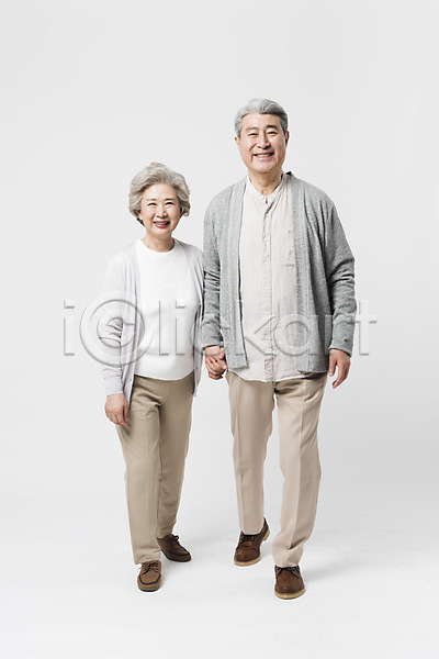 60대 70대 남자 노년 노인만 두명 사람 여자 한국인 JPG 앞모습 포토 걷기 노부부 미소(표정) 서기 손잡기 스튜디오촬영 실내 실버라이프 응시 일상 전신 할머니 할아버지 흰배경