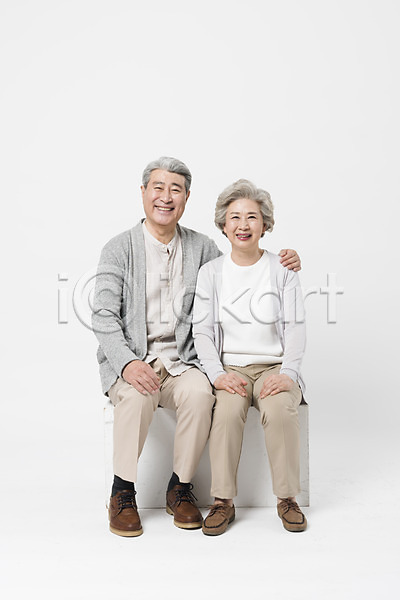 다정 60대 70대 남자 노년 노인만 두명 사람 여자 한국인 JPG 앞모습 포토 노부부 미소(표정) 스튜디오촬영 실내 실버라이프 앉기 어깨동무 일상 전신 할머니 할아버지 흰배경