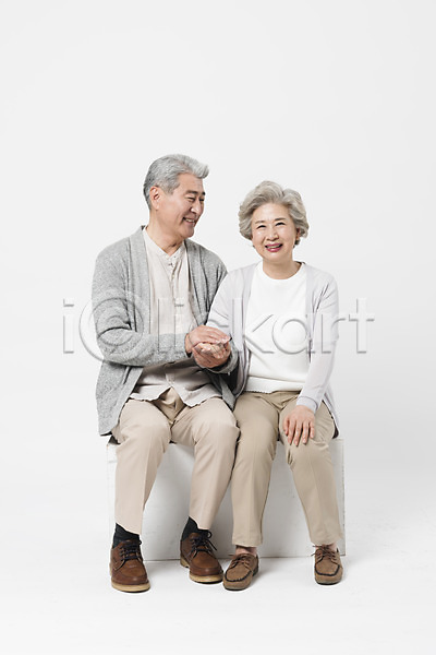 다정 60대 70대 남자 노년 노인만 두명 사람 여자 한국인 JPG 앞모습 포토 노부부 미소(표정) 손잡기 스튜디오촬영 실내 실버라이프 앉기 응시 일상 전신 할머니 할아버지 흰배경