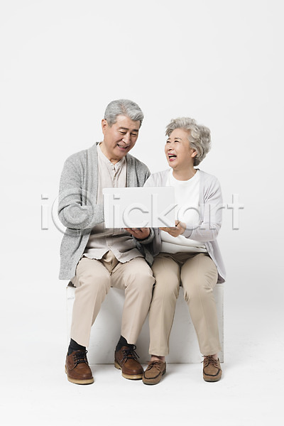 즐거움 60대 70대 남자 노년 노인만 두명 사람 여자 한국인 JPG 앞모습 포토 노부부 노트북 들기 미소(표정) 스튜디오촬영 실내 실버라이프 앉기 웃음 응시 일상 전신 할머니 할아버지 흰배경