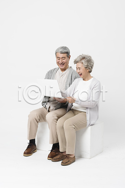 즐거움 60대 70대 남자 노년 노인만 두명 사람 여자 한국인 JPG 앞모습 포토 노부부 노트북 미소(표정) 스튜디오촬영 실내 실버라이프 앉기 웃음 일상 전신 할머니 할아버지 흰배경