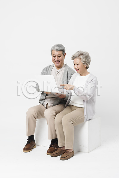 즐거움 60대 70대 남자 노년 노인만 두명 사람 여자 한국인 JPG 앞모습 포토 가리킴 노부부 노트북 들기 미소(표정) 스튜디오촬영 실내 실버라이프 앉기 웃음 응시 일상 전신 할머니 할아버지 흰배경
