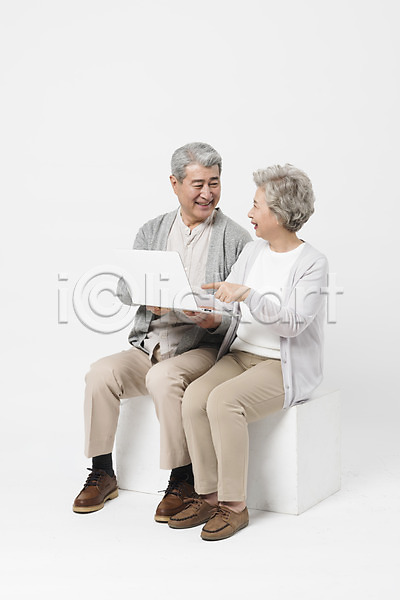 즐거움 남자 노년 노인만 두명 사람 여자 한국인 JPG 앞모습 포토 가리킴 노부부 노트북 들기 마주보기 미소(표정) 스튜디오촬영 실내 실버라이프 앉기 웃음 응시 일상 전신 할머니 할아버지 흰배경