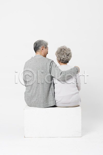 다정 60대 70대 남자 노년 노인만 두명 사람 여자 한국인 JPG 뒷모습 포토 노부부 미소(표정) 상반신 스튜디오촬영 실내 실버라이프 앉기 어깨동무 응시 일상 할머니 할아버지 흰배경