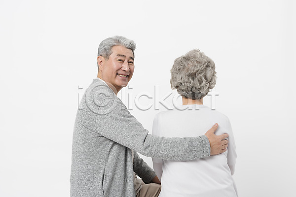 다정 60대 70대 남자 노년 노인만 두명 사람 여자 한국인 JPG 뒷모습 포토 노부부 뒤돌아보기 미소(표정) 상반신 스튜디오촬영 실내 실버라이프 앉기 어깨동무 응시 일상 할머니 할아버지 흰배경
