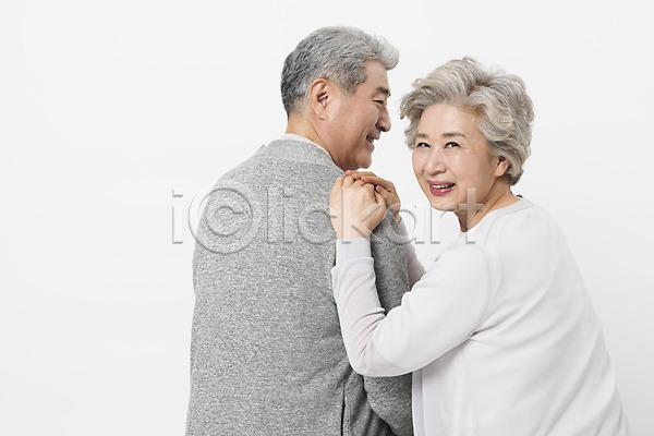 다정 60대 70대 남자 노년 노인만 두명 사람 여자 한국인 JPG 뒷모습 포토 기댐 노부부 뒤돌아보기 미소(표정) 상반신 스튜디오촬영 실내 실버라이프 앉기 웃음 일상 할머니 할아버지 흰배경