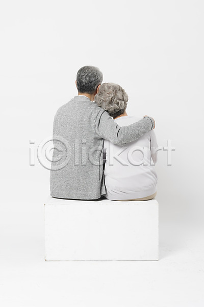다정 남자 노년 노인만 두명 사람 여자 한국인 JPG 뒷모습 포토 기댐 노부부 상반신 스튜디오촬영 실내 실버라이프 앉기 어깨동무 일상 할머니 할아버지 흰배경
