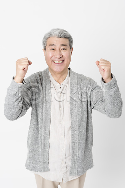 70대 남자 노년 노인남자한명만 사람 한국인 한명 JPG 근접촬영 앞모습 포토 미소(표정) 상반신 서기 스튜디오촬영 실내 실버라이프 응시 일상 주먹 파이팅 포즈 할아버지 흰배경