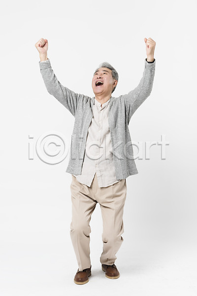 기쁨 70대 남자 노년 노인남자한명만 사람 한국인 한명 JPG 앞모습 포토 만세 미소(표정) 서기 스튜디오촬영 실내 실버라이프 올려보기 외침 일상 전신 할아버지 흰배경