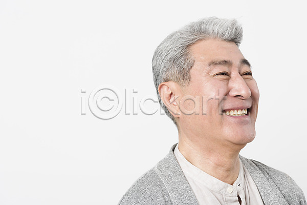 70대 남자 노년 노인남자한명만 사람 한국인 한명 JPG 근접촬영 옆모습 포토 미소(표정) 상반신 서기 스튜디오촬영 실내 실버라이프 응시 일상 할아버지 흰배경