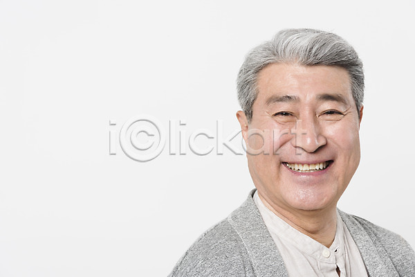70대 남자 노년 노인남자한명만 사람 한국인 한명 JPG 근접촬영 앞모습 포토 미소(표정) 상반신 서기 스튜디오촬영 실내 실버라이프 응시 일상 할아버지 흰배경