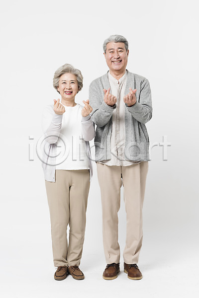 60대 70대 남자 노년 노인만 두명 사람 여자 한국인 JPG 앞모습 포토 노부부 미소(표정) 서기 손짓 손하트 스튜디오촬영 실내 실버라이프 응시 일상 전신 할머니 할아버지 흰배경