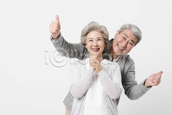 기쁨 60대 70대 남자 노년 노인만 두명 사람 여자 한국인 JPG 앞모습 포토 노부부 미소(표정) 상반신 서기 스튜디오촬영 실내 실버라이프 엄지손가락 일상 최고 할머니 할아버지 흰배경