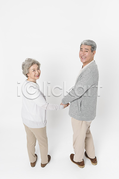 60대 70대 남자 노년 노인만 두명 사람 여자 한국인 JPG 뒷모습 포토 하이앵글 노부부 뒤돌아보기 미소(표정) 서기 스튜디오촬영 실내 실버라이프 응시 일상 전신 할머니 할아버지 흰배경