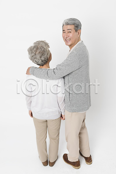 다정 60대 70대 남자 노년 노인만 두명 사람 여자 한국인 JPG 뒷모습 포토 하이앵글 노부부 뒤돌아보기 미소(표정) 서기 스튜디오촬영 실내 실버라이프 어깨동무 응시 일상 전신 할머니 할아버지 흰배경