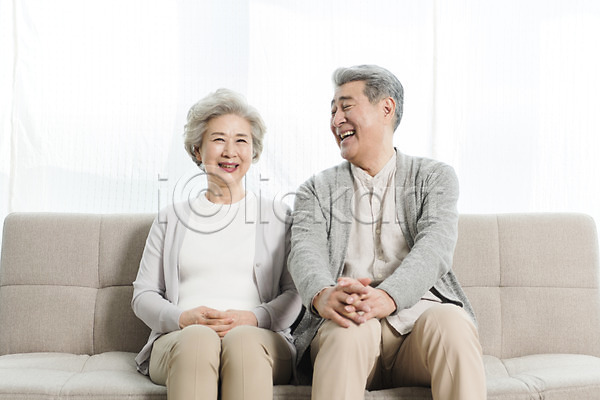 60대 70대 남자 노년 노인만 두명 사람 여자 한국인 JPG 앞모습 포토 노부부 미소(표정) 상반신 소파 스튜디오촬영 실내 실버라이프 앉기 웃음 응시 일상 할머니 할아버지