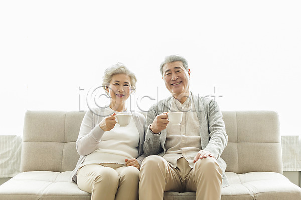 휴식 60대 70대 남자 노년 노인만 두명 사람 여자 한국인 JPG 앞모습 포토 노부부 들기 미소(표정) 상반신 소파 스튜디오촬영 실내 실버라이프 앉기 응시 일상 커피 커피잔 할머니 할아버지