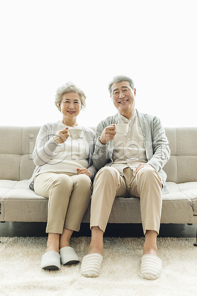 휴식 60대 70대 남자 노년 노인만 두명 사람 여자 한국인 JPG 앞모습 포토 노부부 들기 미소(표정) 소파 스튜디오촬영 실내 실버라이프 앉기 응시 일상 전신 커피 커피잔 할머니 할아버지