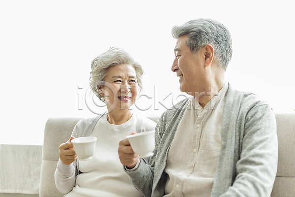 휴식 60대 70대 남자 노년 노인만 두명 사람 여자 한국인 JPG 앞모습 포토 노부부 들기 미소(표정) 상반신 소파 스튜디오촬영 실내 실버라이프 앉기 응시 일상 커피 커피잔 할머니 할아버지