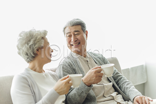 티타임 60대 70대 남자 노년 노인만 두명 사람 여자 한국인 JPG 앞모습 포토 노부부 들기 미소(표정) 상반신 소파 스튜디오촬영 실내 실버라이프 앉기 응시 일상 커피 커피잔 할머니 할아버지
