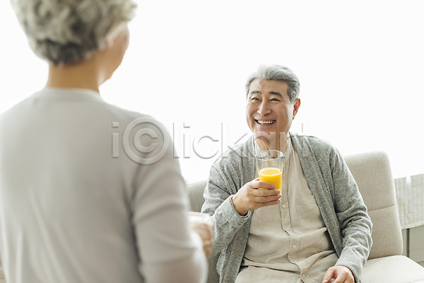 60대 70대 남자 노년 노인만 두명 사람 여자 한국인 JPG 뒷모습 아웃포커스 앞모습 포토 노부부 들기 미소(표정) 상반신 서기 소파 스튜디오촬영 실내 실버라이프 앉기 응시 일상 잔 주스 할머니 할아버지