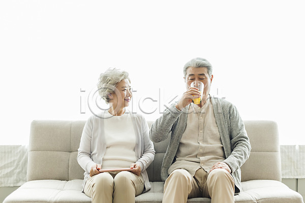 60대 70대 남자 노년 노인만 두명 사람 여자 한국인 JPG 앞모습 포토 노부부 들기 마시기 미소(표정) 상반신 소파 스튜디오촬영 실내 실버라이프 앉기 응시 일상 잔 쟁반 주스 할머니 할아버지