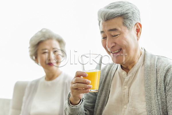 60대 70대 남자 노년 노인만 두명 사람 여자 한국인 JPG 아웃포커스 앞모습 포토 노부부 들기 마시기 미소(표정) 상반신 소파 스튜디오촬영 실내 실버라이프 앉기 응시 일상 잔 주스 할머니 할아버지