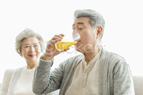 60대 70대 남자 노년 노인만 두명 사람 여자 한국인 JPG 아웃포커스 앞모습 포토 노부부 들기 마시기 미소(표정) 상반신 소파 스튜디오촬영 실내 실버라이프 앉기 응시 일상 잔 주스 할머니 할아버지