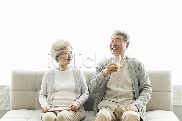 60대 70대 남자 노년 노인만 두명 사람 여자 한국인 JPG 앞모습 포토 노부부 들기 마시기 미소(표정) 상반신 소파 스튜디오촬영 실내 실버라이프 앉기 응시 일상 잔 쟁반 주스 할머니 할아버지