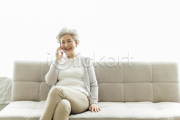 60대 노년 노인여자한명만 사람 여자 한국인 한명 JPG 앞모습 포토 다리꼬기 미소(표정) 상반신 소파 스마트폰 스튜디오촬영 실내 실버라이프 앉기 일상 통화 할머니